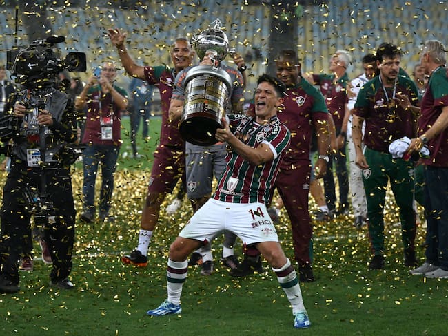 Germán Cano festeja con el trofeo de la Copa Libertadores. (Photo by CARL DE SOUZA / AFP) (Photo by CARL DE SOUZA/AFP via Getty Images)
