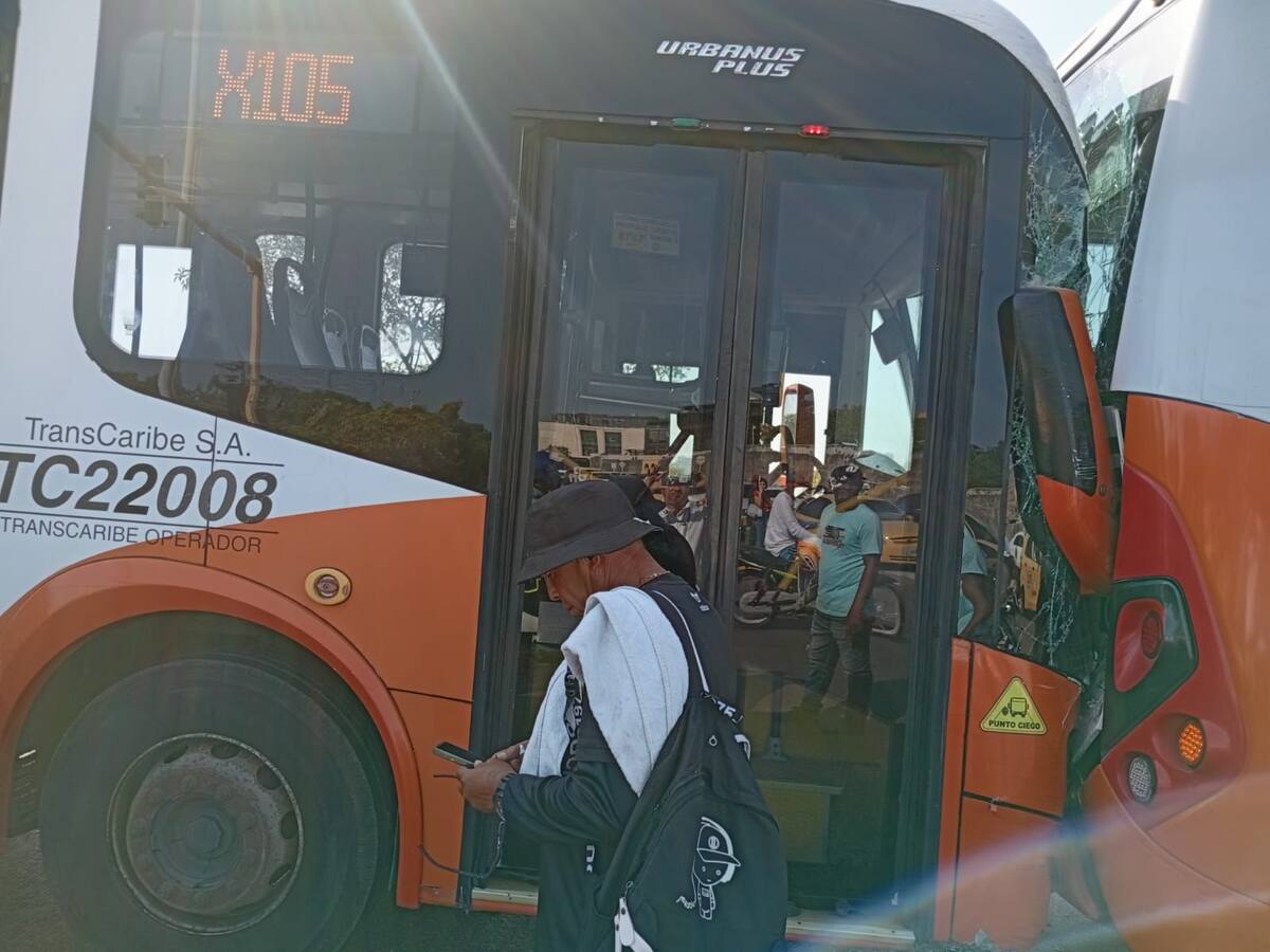 Motociclista invadió carril exclusivo y provocó nuevo accidente entre buses de Transcaribe