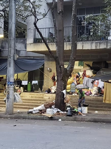 Con carpas y bolsas plásticas, los indígenas están asentados en la Institución Educativa Héctor Abad Gómez de Medellín. Foto: Caracol Radio.