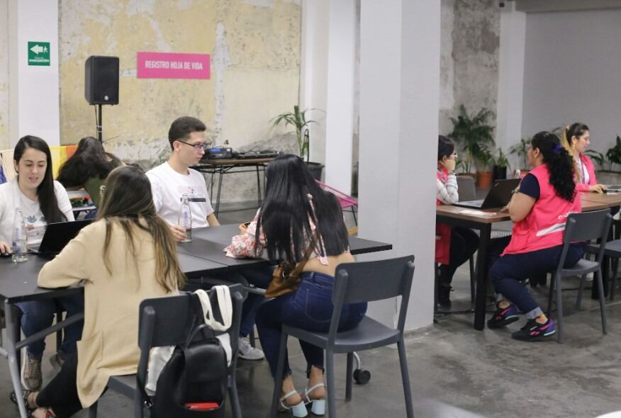 Dos ferias de empleo de Comfama dirigidas a personas LGBTIQ+, con discapacidad y migrantes que buscan contribuir al cierre de brechas. Foto: Cortesía Comfama.