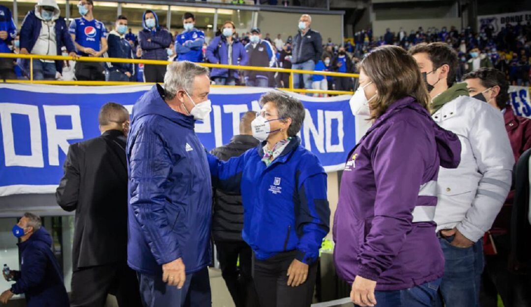 Claudia López, alcaldesa de Bogotá, junto a Enrique Camacho, presidente de Millonarios.