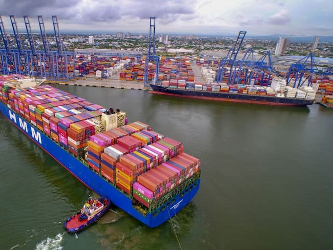 Puerto de Cartagena recibió buque que transporta hasta 13 mil contenedores