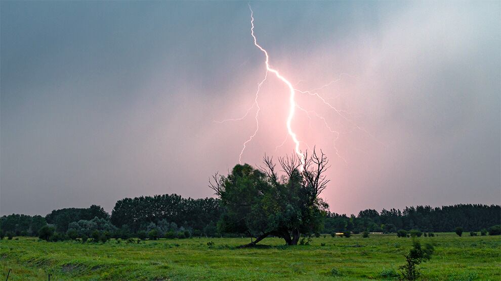 La mujer presenta quemaduras leves y permanece en observación médica en el Hospital San Rafael.