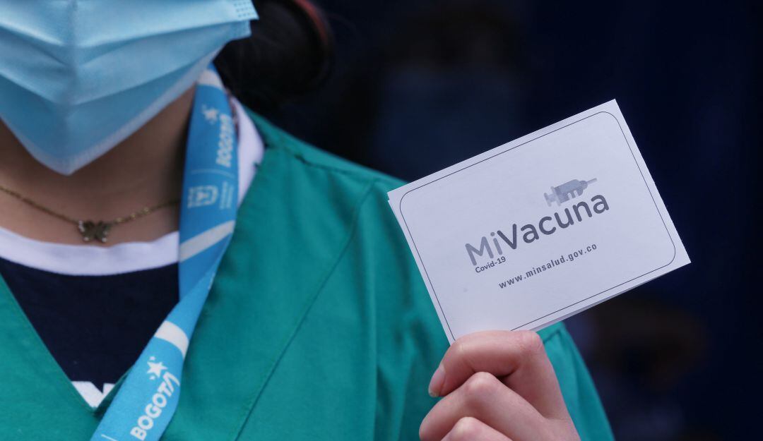 Denuncian colados en vacunación