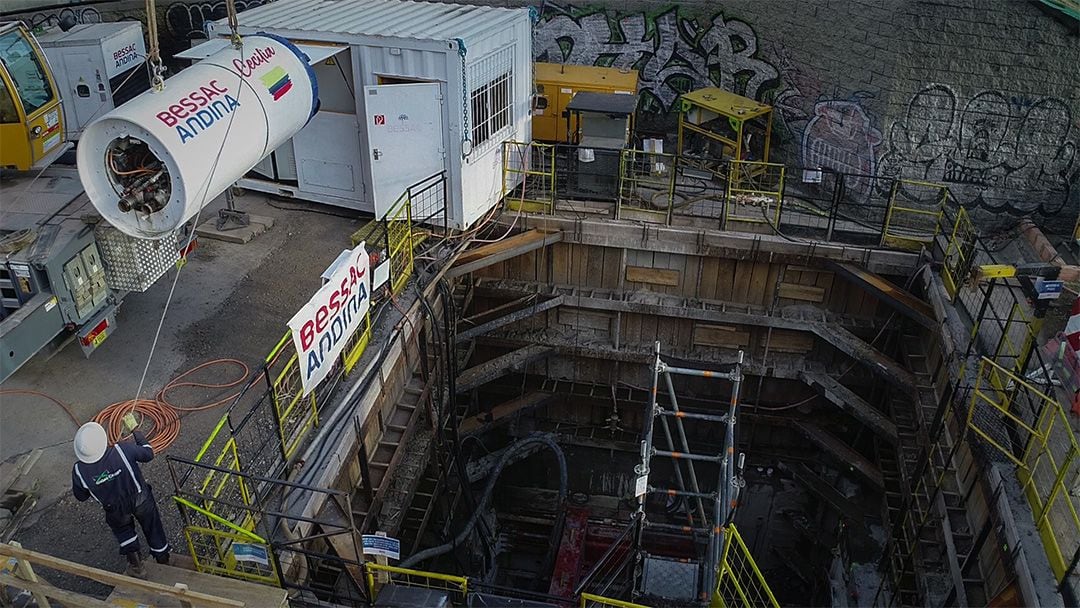 Una megaobra de excavación profunda, en la cual, mediante una máquina toneladora, va excavando e instalando los tubos de aguas lluvias en la Av. 68 en Bogotá. Cortesía: IDU.