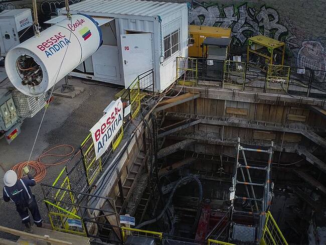 Una megaobra de excavación profunda, en la cual, mediante una máquina toneladora, va excavando e instalando los tubos de aguas lluvias en la Av. 68 en Bogotá. Cortesía: IDU.