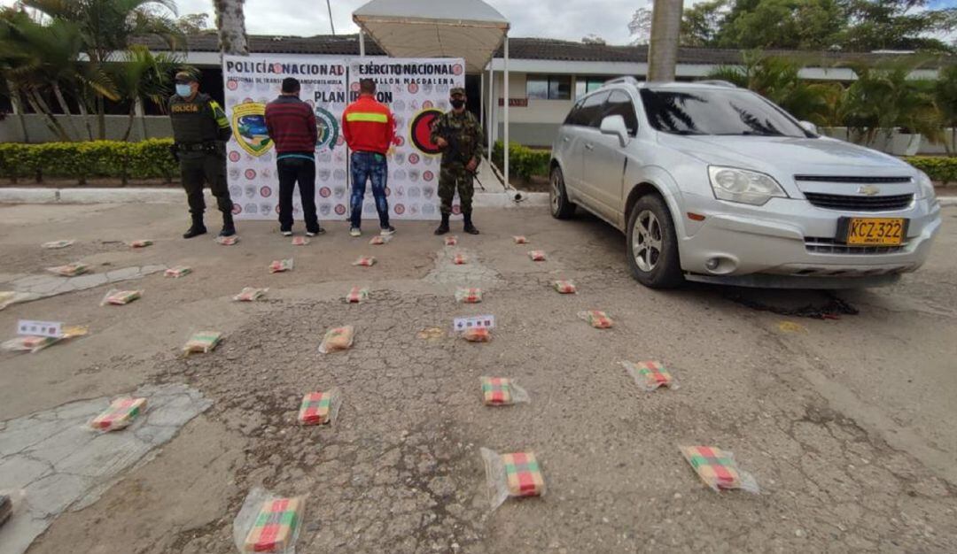 El estupefaciente fue hallado en 42 paquetes plastificados al interior del tanque de combustible.   