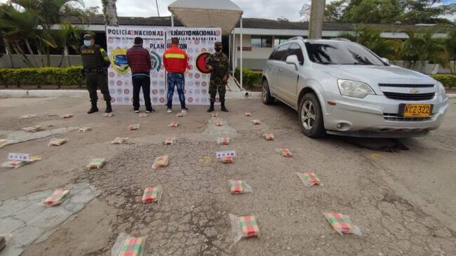 El estupefaciente fue hallado en 42 paquetes plastificados al interior del tanque de combustible.