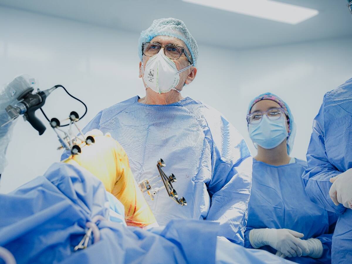 En Santander se realiza la primera cirugía de rodilla asistida por robot
