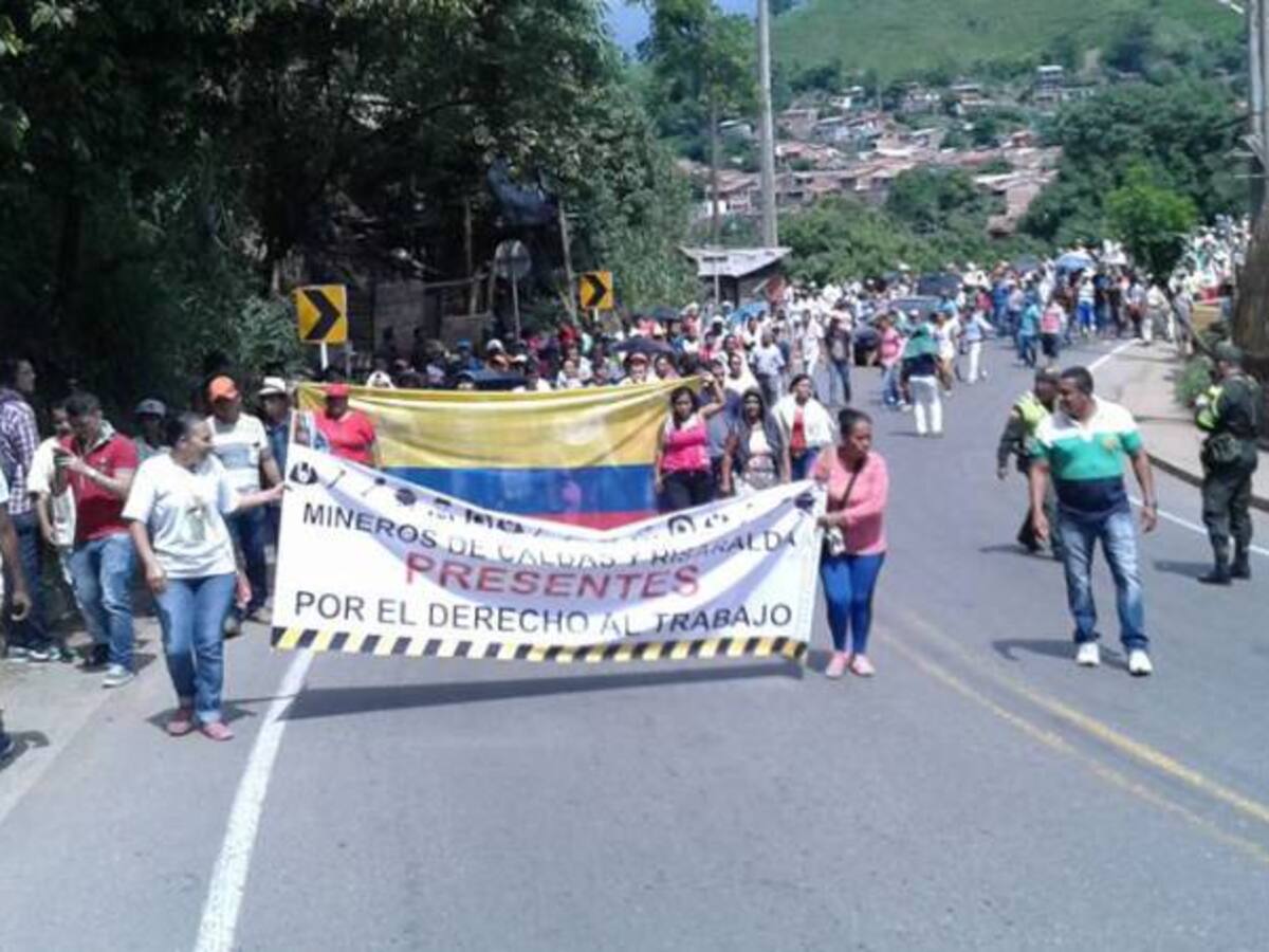 Paso restringido en la vía Risaralda - Antioquia por paro de mineros