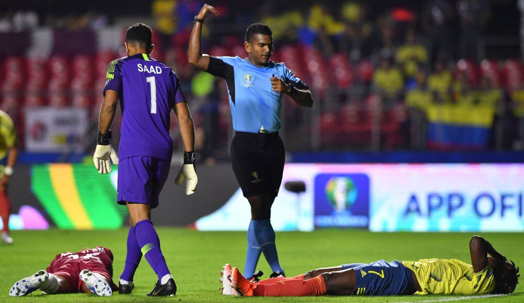 Alexis Herrera dirigiendo el partido Colombia vs Catar de la Copa América 2019