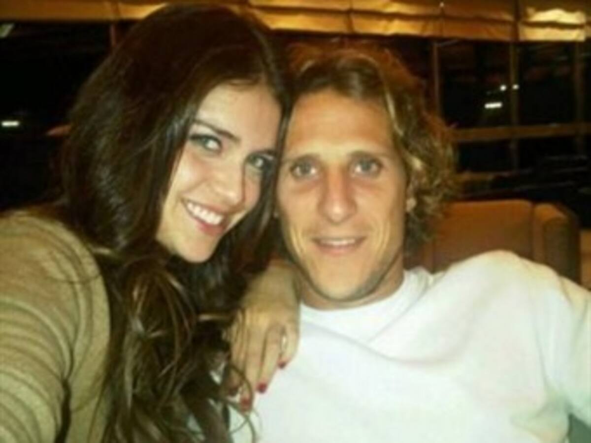 El futbolista Diego Forlán y la modelo argentina Zaira Nara anuncian su boda