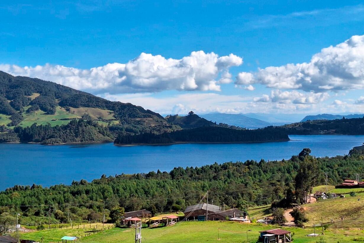 AMDEP7687. BOGOTÁ (COLOMBIA), 22/09/2024.- Fotografía del embalse del Neusa este domingo, a unos 70 km de Bogotá (Colombia). El Neusa es una fuente de abastecimiento para consumo en los municipios de Cogua y Zipaquirá, en el departamento de Cundinamarca. EFE/ Laura Núñez
