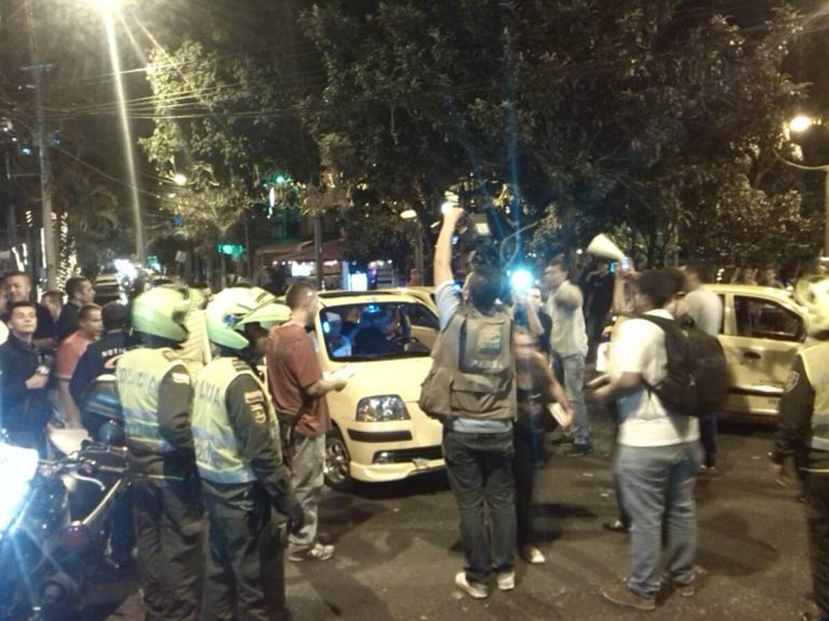 Taxistas en Medellín piden un servicio de Uber para agredir al conductor