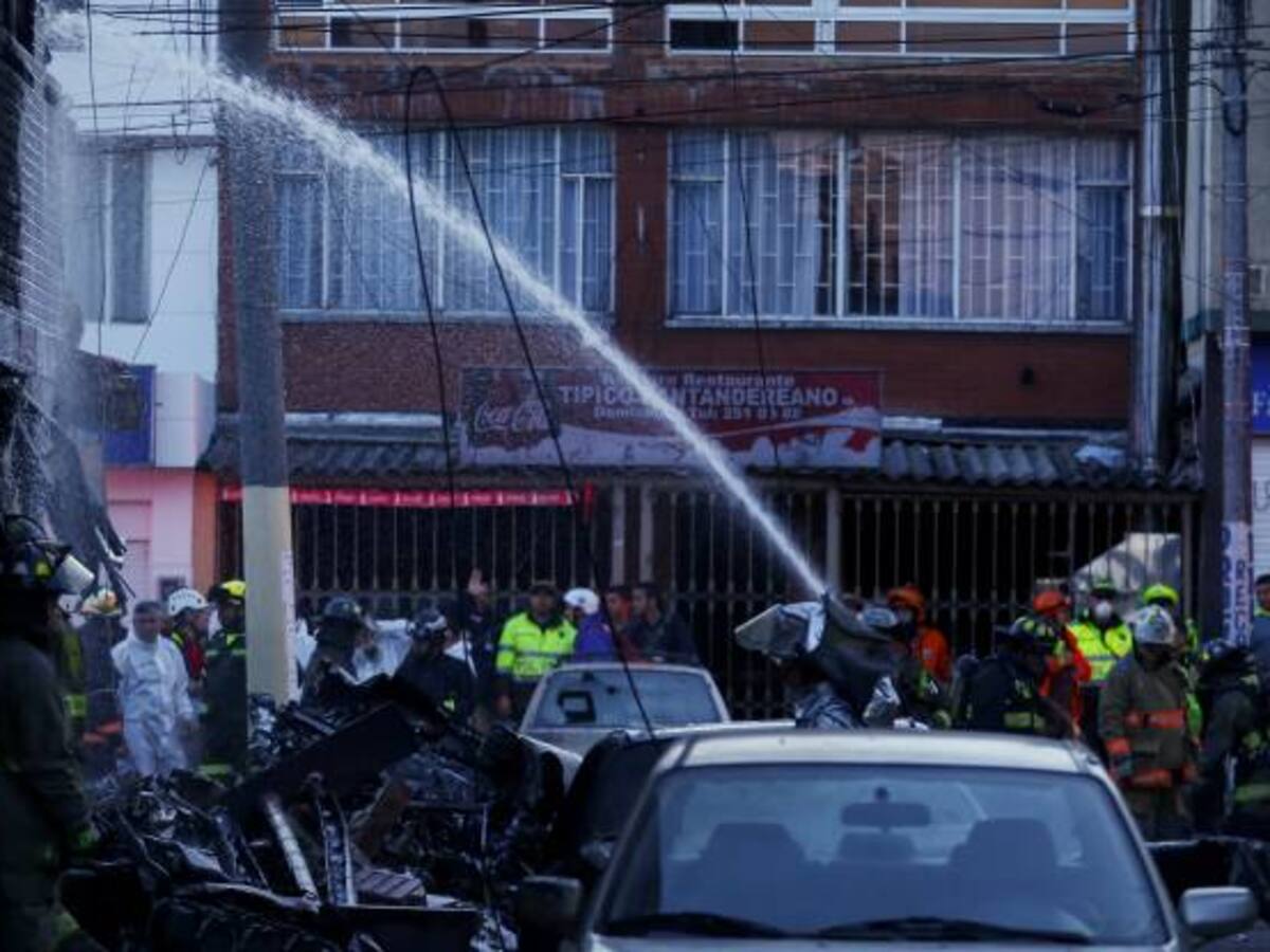 Bomberos reanudan trabajos en la zona en donde cayó la avioneta
