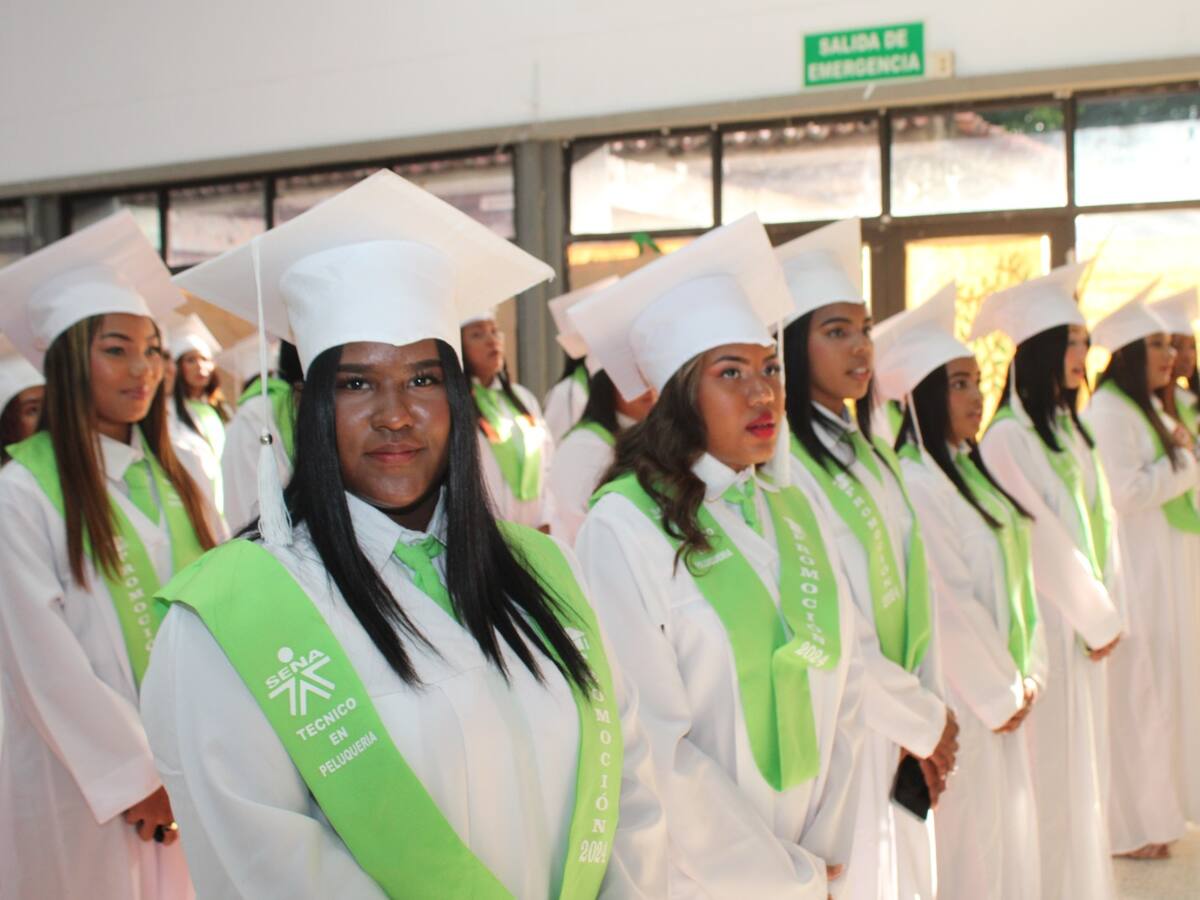 Técnicas y operarias del sector de servicios personales fueron tituladas por SENA Bolívar