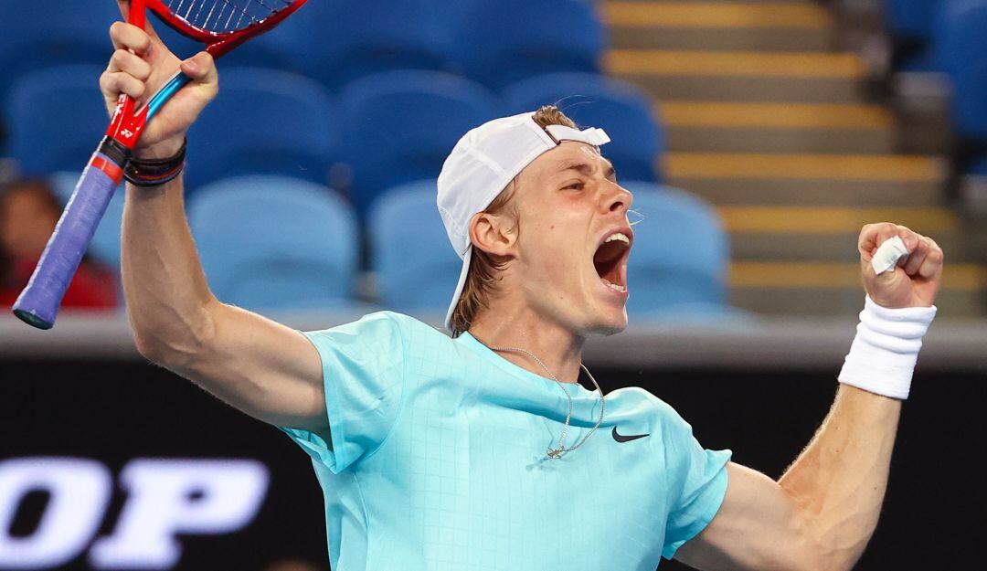 El canadiense Denis Shapovalov festeja su victoria sobre el italiano Jannik Sinner.