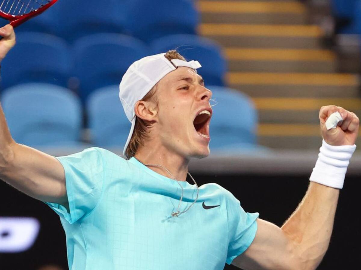 Shapovalov venció en su debut a Sinner en un gran juego a cinco sets