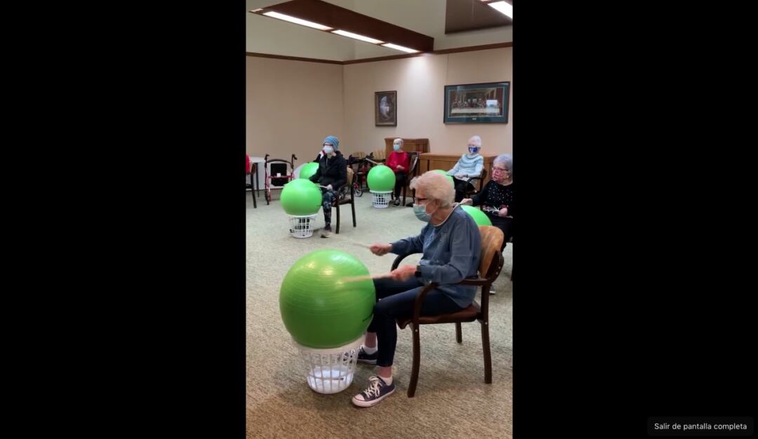 VIDEO: Clases de batería en ancianato de Estados Unidos se toma Internet