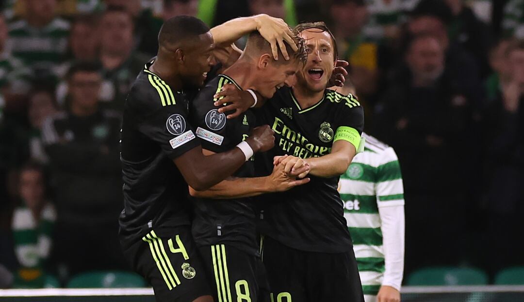 Los jugadores del Real Madrid festejan el gol de Luka Modric.
