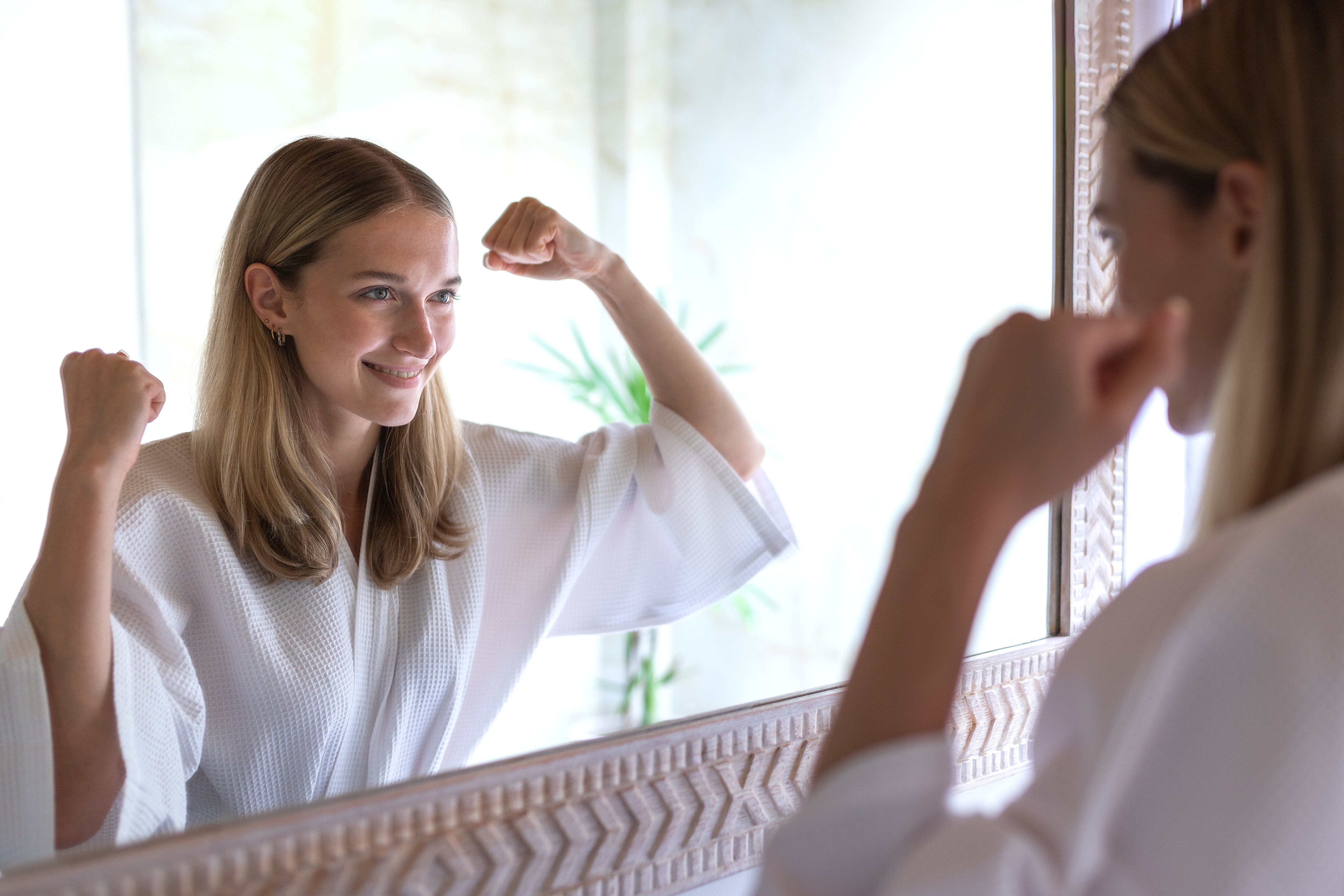 Mujer viéndose al espejo y motivándose. (Foto: Getty Images)