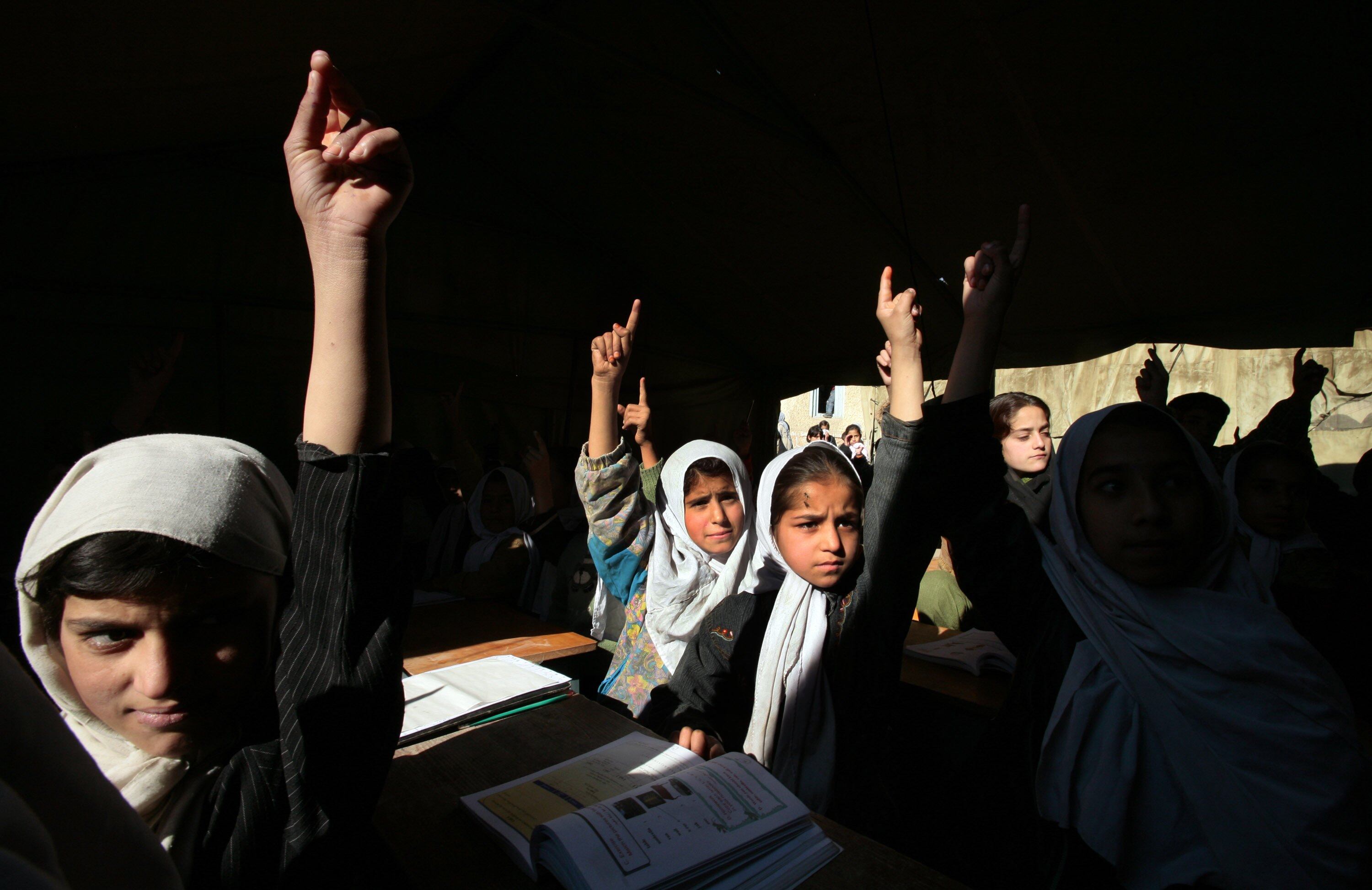 KABUL-AFGHANISTAN-NOVEMBER 22:  Afghan girls raise their hands during english class at the Bibi Mahroo high school in Kabul, Afghanistan. (Photo by Paula Bronstein /Getty Images)