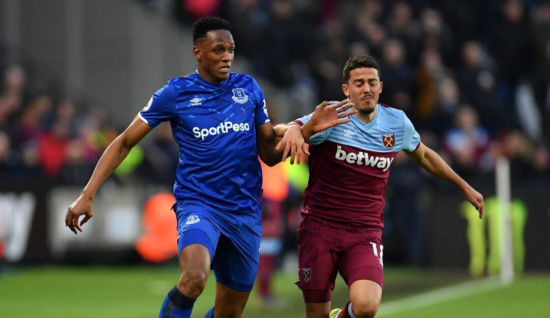 Yerry Mina disputando un balón en el partido entre el Everton y el West Ham