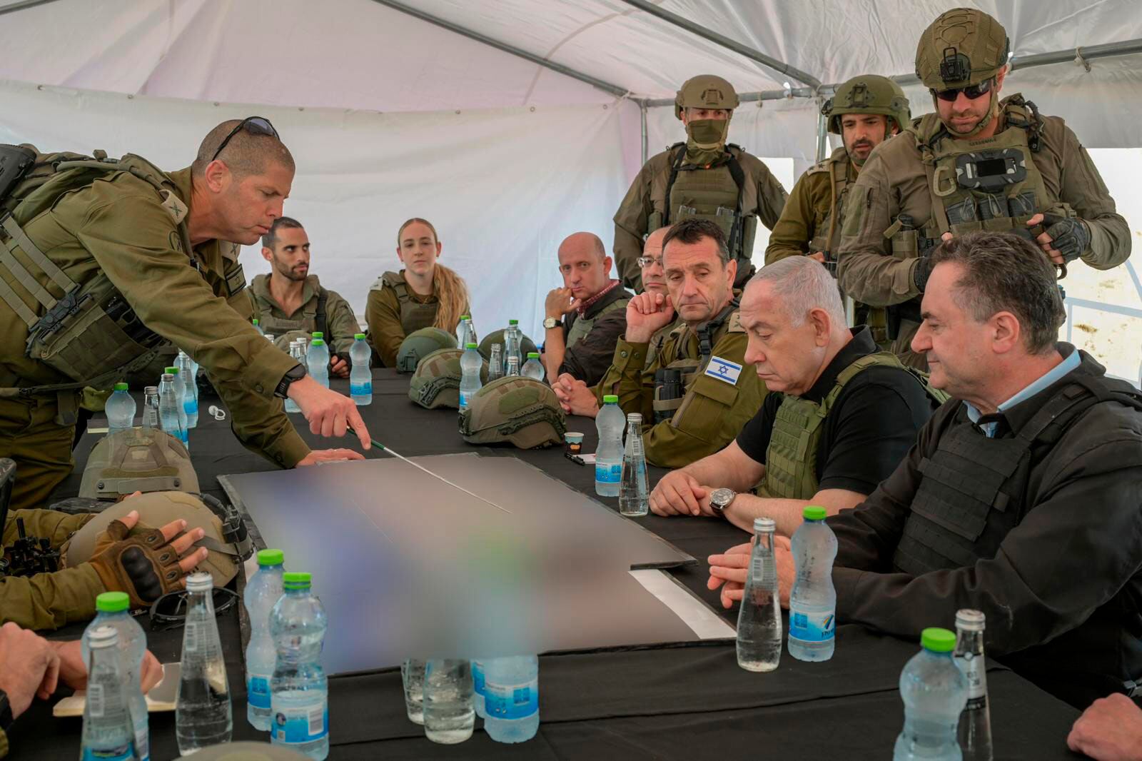 CORREDOR NETZARIM (GAZA Y CISJORDANIA), 19/11/2024.- El Primer Ministro de Israel, Benjamin Netanyahu (2d), y el ministro de Defensa, Israel Katz (d), visitan este martes, el Corredor Netzarim, en Gaza. EFE/ Oficina Del Primer Ministro De Israel SOLO USO EDITORIAL SOLO DISPONIBLE PARA ILUSTRAR LA NOTICIA QUE ACOMPAÑA (CRÉDITO OBLIGATORIO)