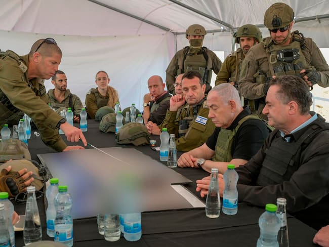 CORREDOR NETZARIM (GAZA Y CISJORDANIA), 19/11/2024.- El Primer Ministro de Israel, Benjamin Netanyahu (2d), y el ministro de Defensa, Israel Katz (d), visitan este martes, el Corredor Netzarim, en Gaza. EFE/ Oficina Del Primer Ministro De Israel SOLO USO EDITORIAL SOLO DISPONIBLE PARA ILUSTRAR LA NOTICIA QUE ACOMPAÑA (CRÉDITO OBLIGATORIO)