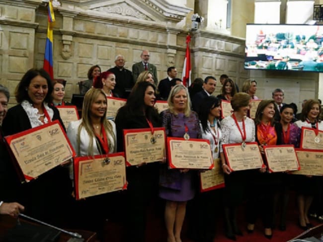 En el Congreso de la República se dió reconocimiento a las mujeres que han participado en la incidencia social del páis.