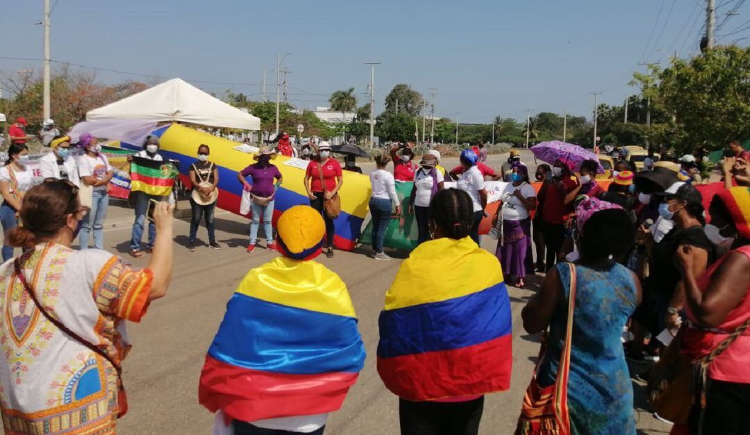 Organizaciones étnicas caminaron desde el pie del cerro hacia el centro de la ciudad