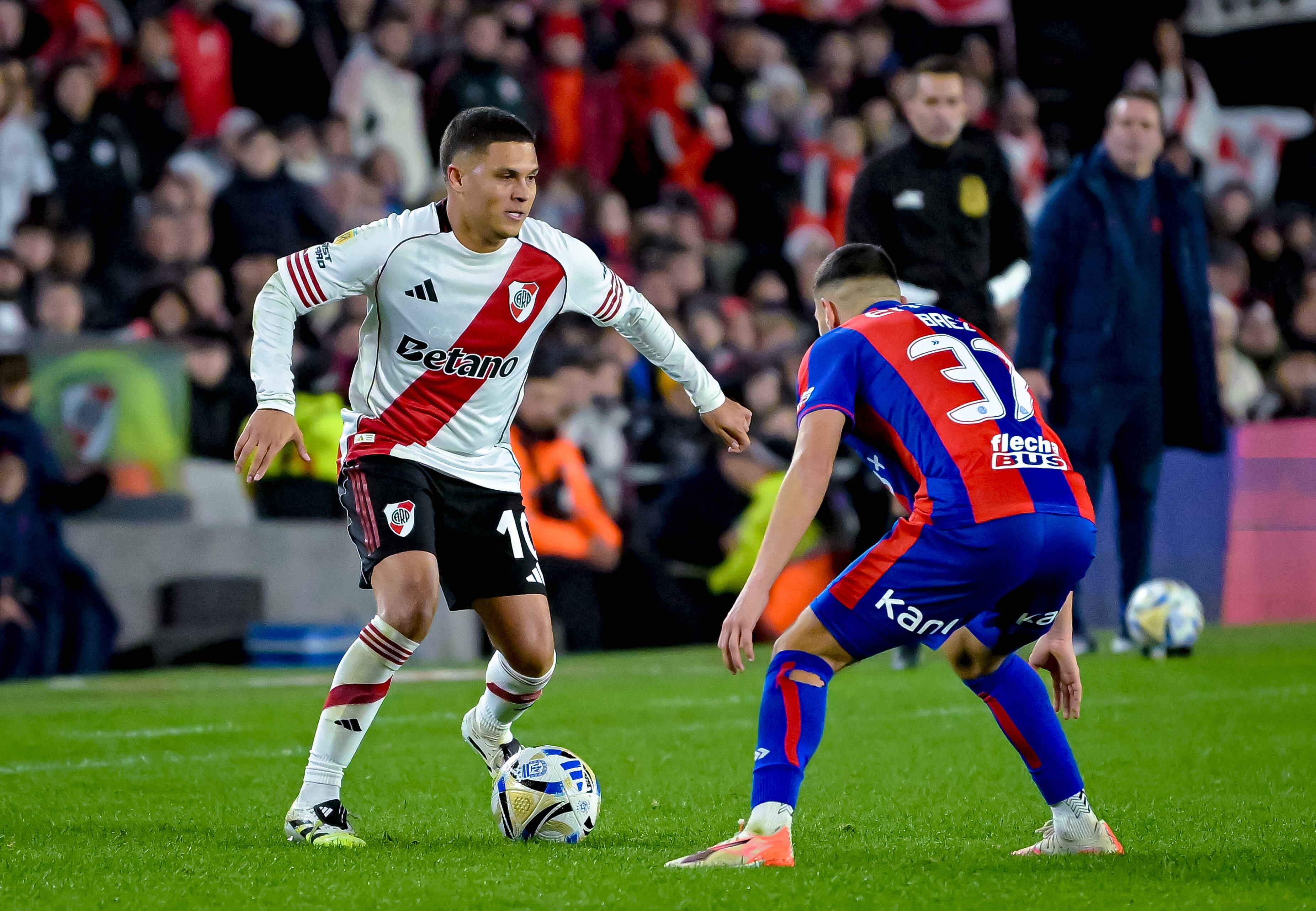 Juan Fernando Quintero en su duelo ante San Lorenzo. (Photo by Marcelo Endelli/Getty Images)