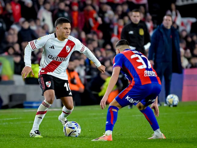 Juan Fernando Quintero en su duelo ante San Lorenzo. (Photo by Marcelo Endelli/Getty Images)