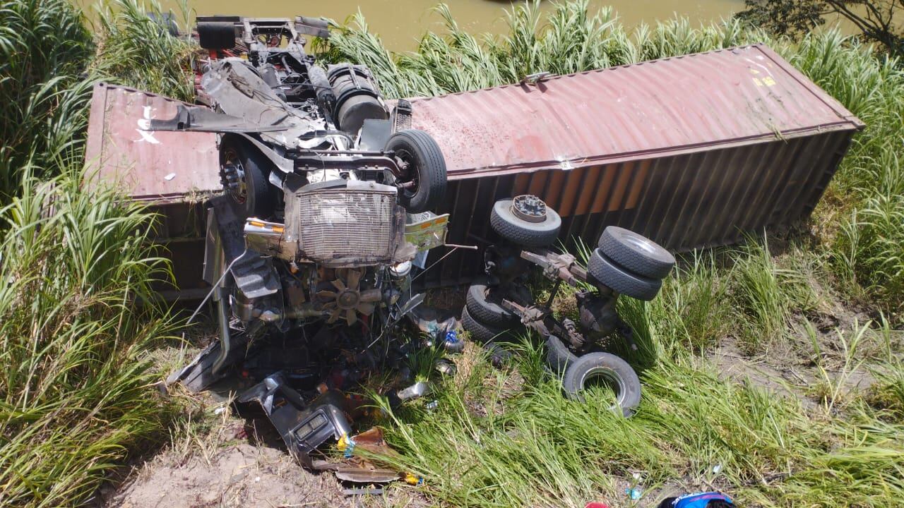 Accidente de tractocamión sobre el río Algodonal, Ocaña / Foto: Redes sociales