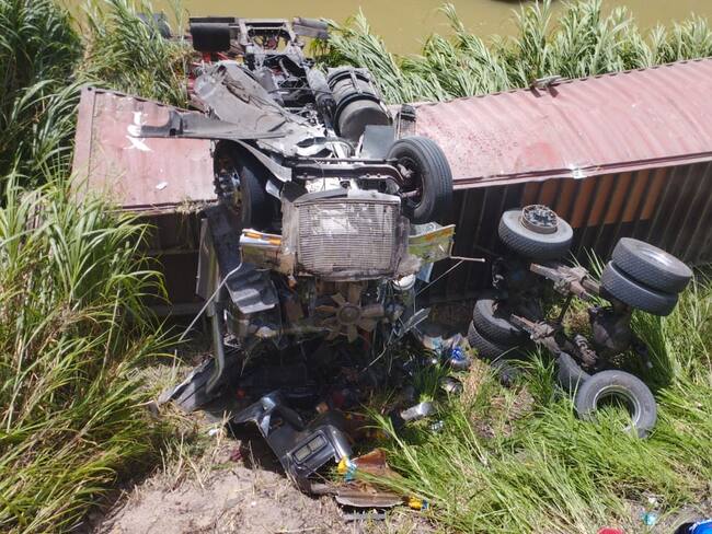 Accidente de tractocamión sobre el río Algodonal, Ocaña / Foto: Redes sociales