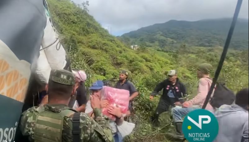 Robo de mercancía a camión accidentado- fot NP Noticias