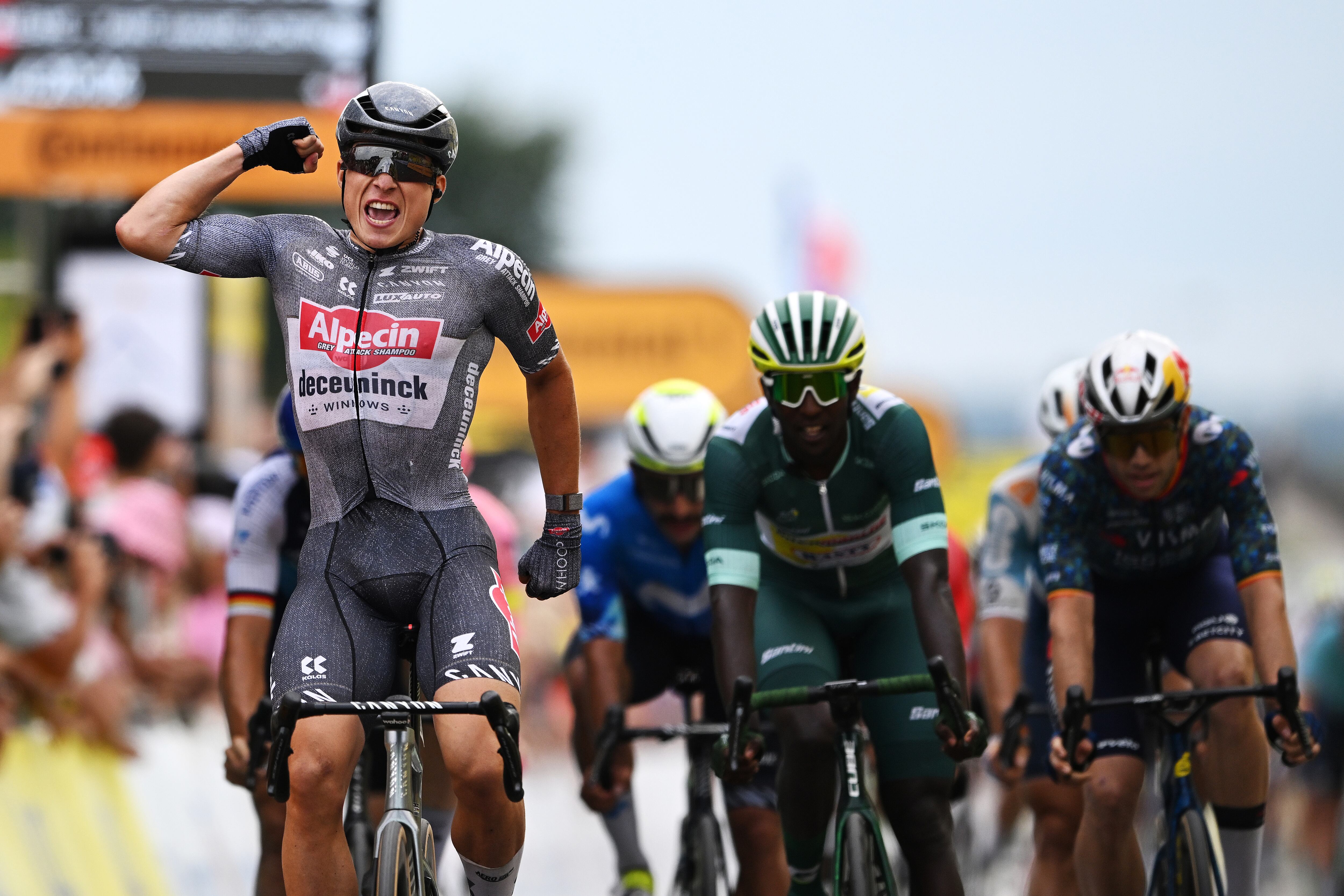 Jasper Philipsen celebra la victoria en la décima etapa del Tour de Francia. (Photo by Tim de Waele/Getty Images)