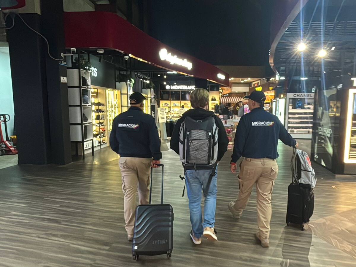 Desde Medellín expulsaron a ciudadano estadounidense prófugo de la justicia de su país