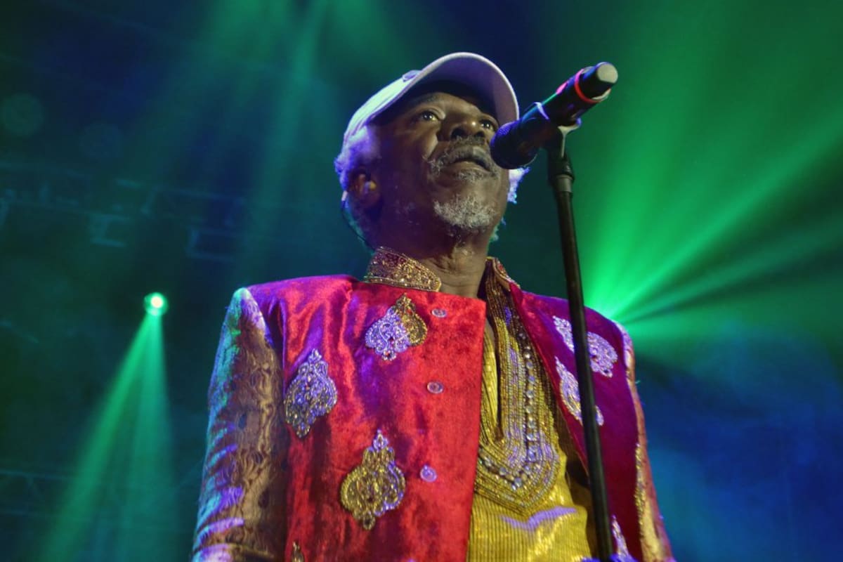 Desde la tarima, Alpha Blondy se destacó por su voz y un abrigo que atrajo todas las miradas.