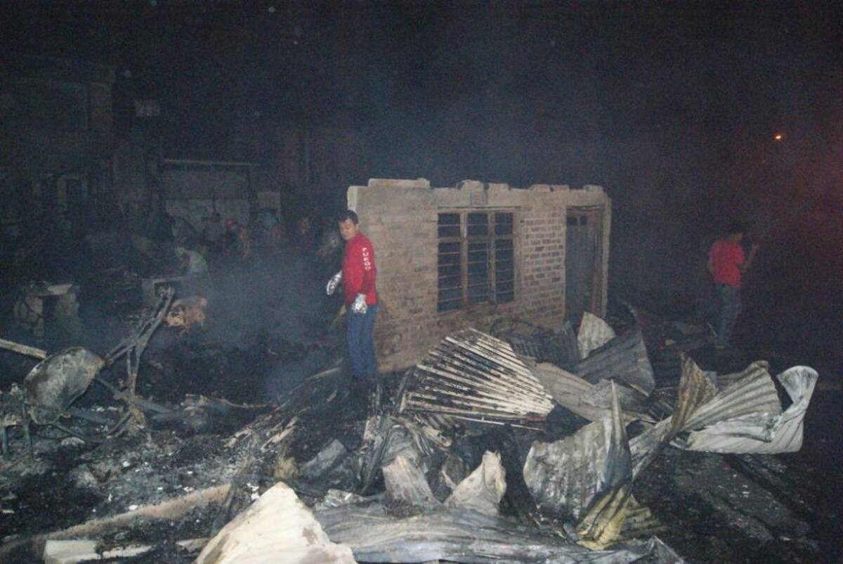 Luego de un gran incendio un barrio de invasión en Popayán quedo en cenizas.
