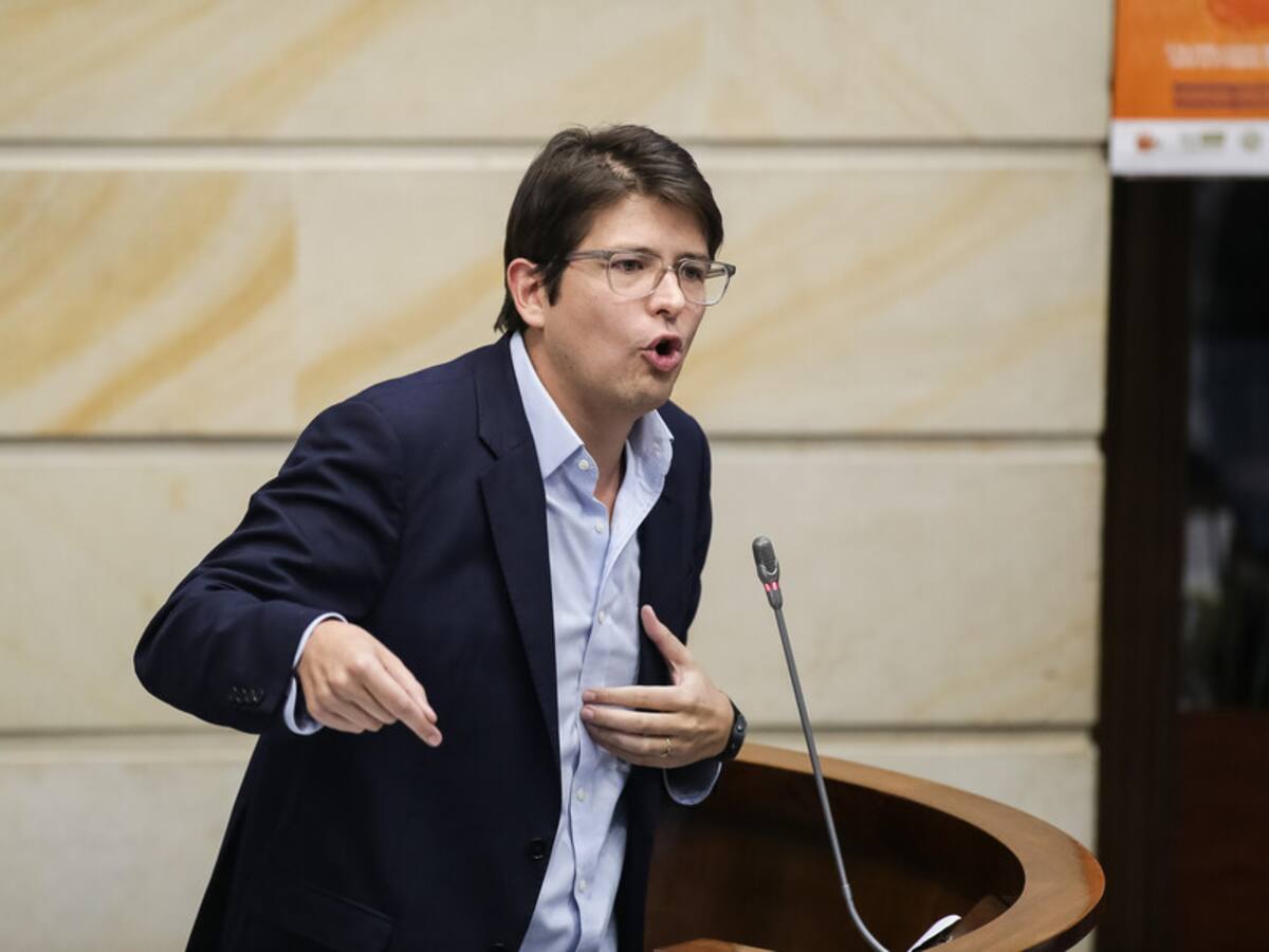Gloria Flórez y 7 senadores del Pacto Histórico pretendían agredirme y me perfilaron: Miguel Uribe