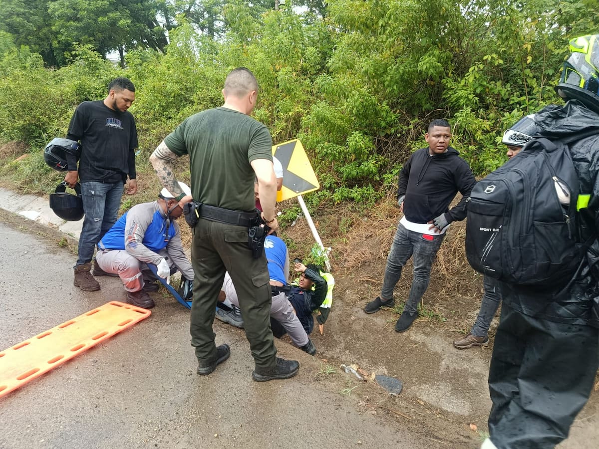 Policía de Bolívar auxilió a un joven herido tras accidente de tránsito en la vía Turbaco Cartagena