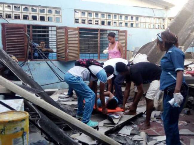 Un estudiante herido dejó el desplome de un techo en un colegio de Cartagena
