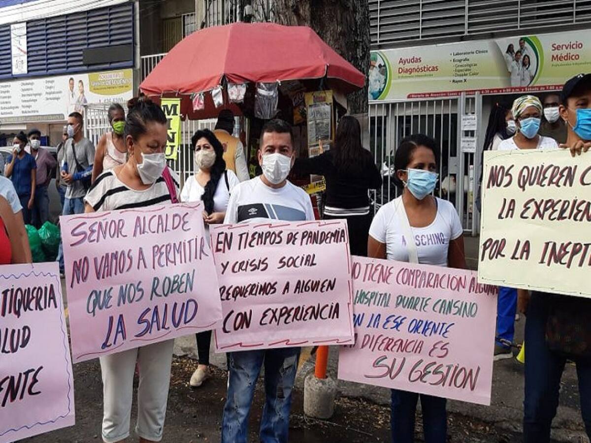 Protestas afuera del Hospital Carlos Holmes Trujillo por cambio de gerente