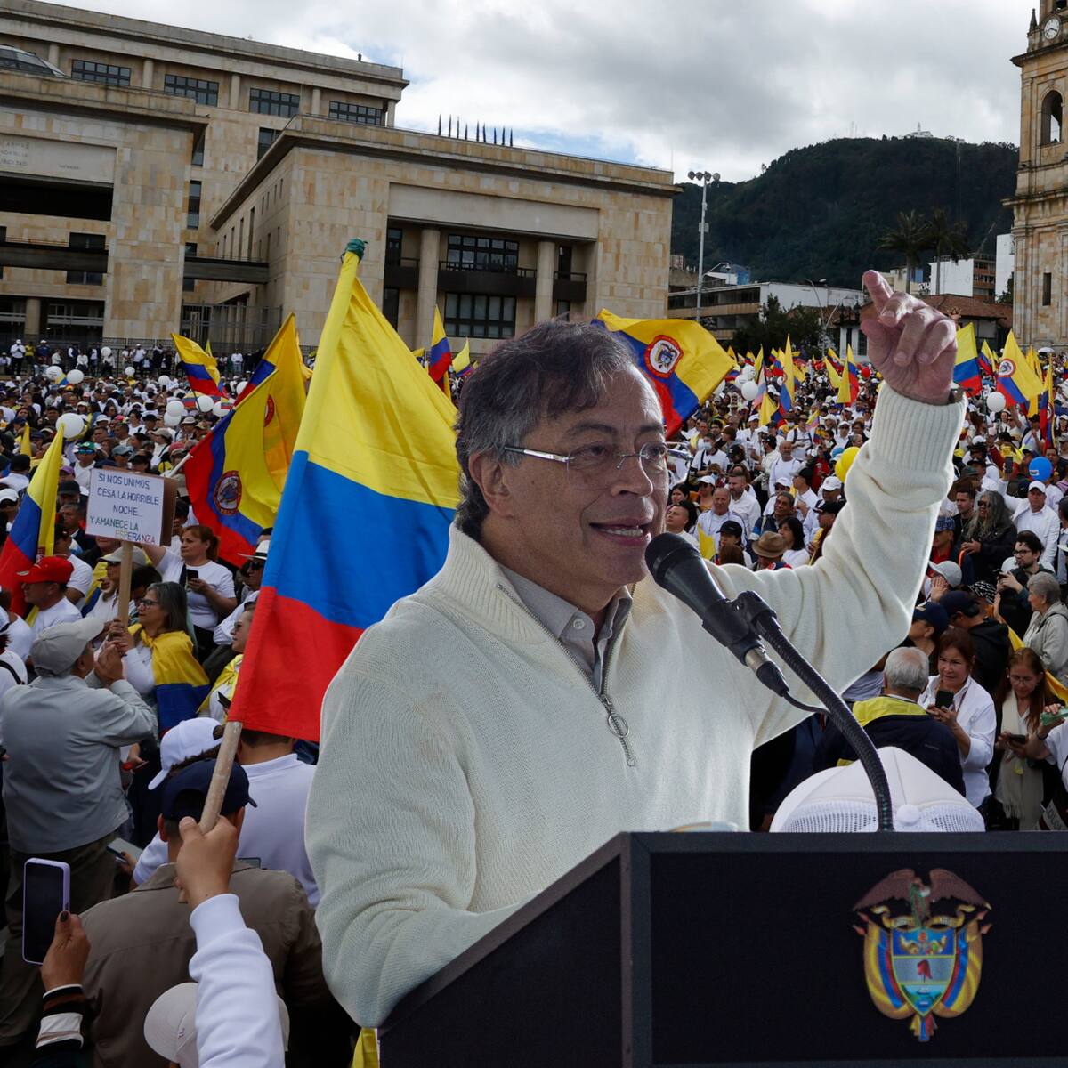 Miles de personas marcharon en Bogotá en defensa del salario mínimo vital impulsado por Petro
