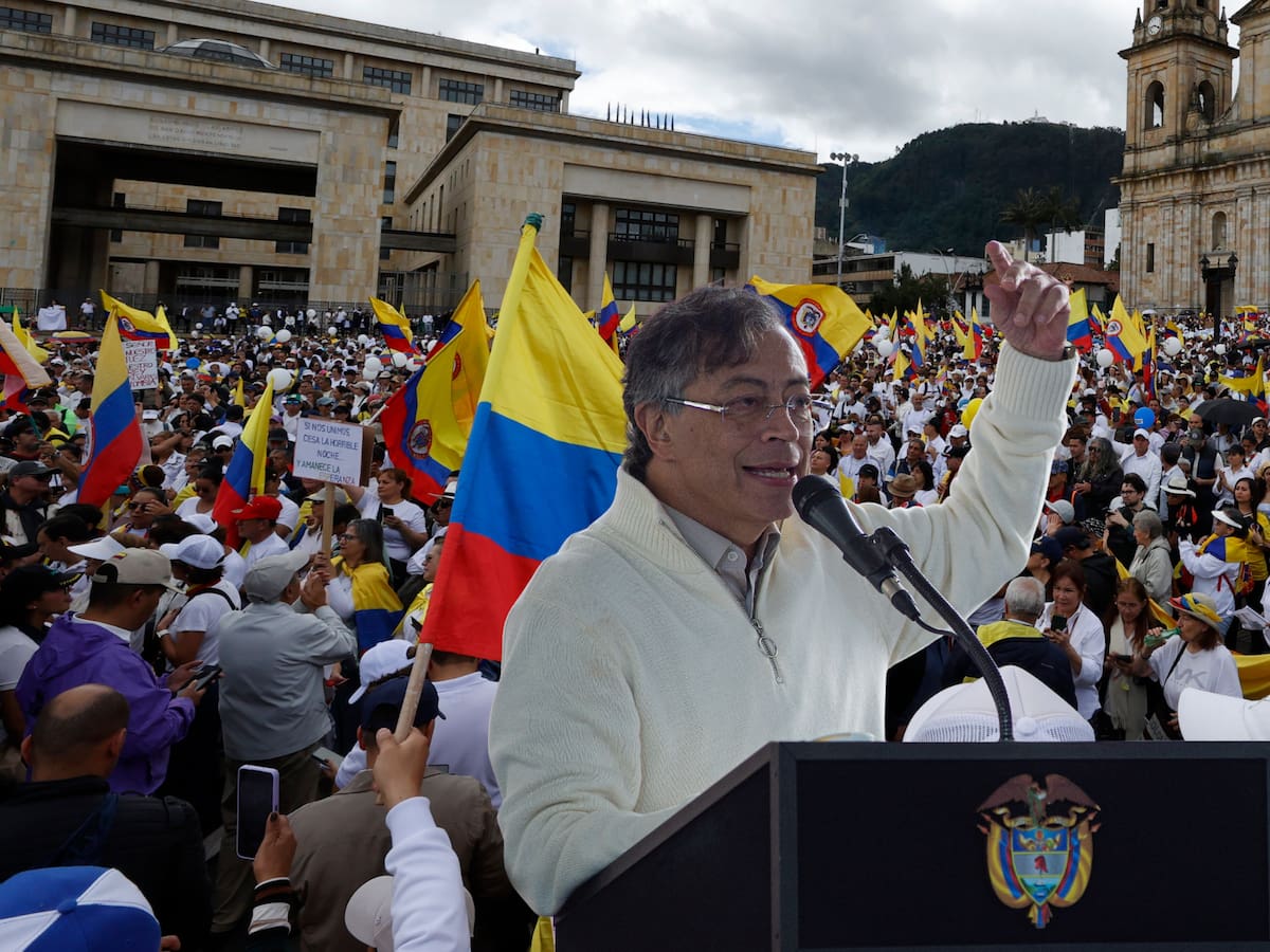 Miles de personas marcharon en Bogotá en defensa del salario mínimo vital impulsado por Petro