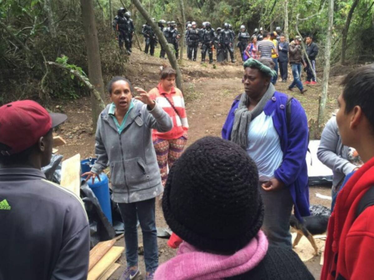 Denuncian exceso de fuerza en los operativos para desalojar familias en cerros orientales