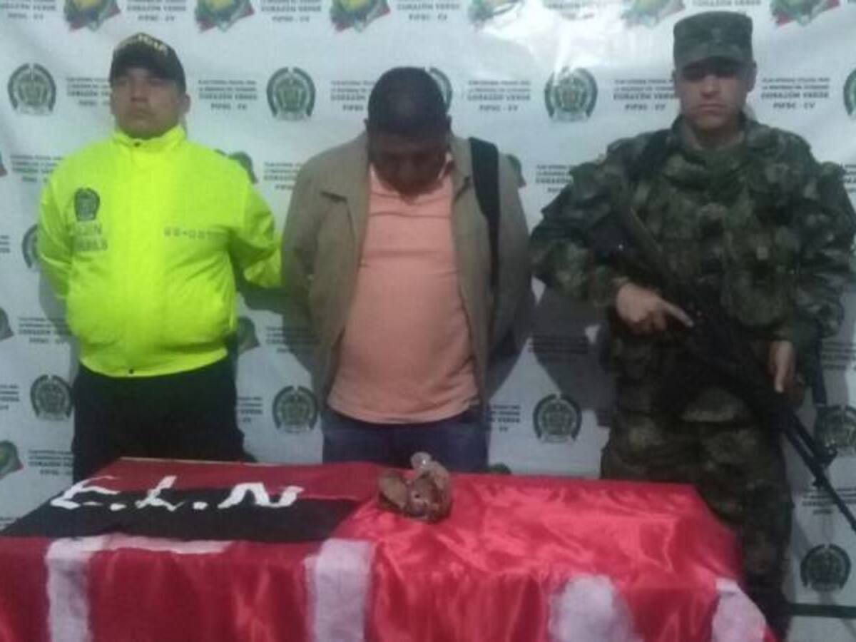 Capturan en Nariño a hombre con explosivo y banderas del Eln