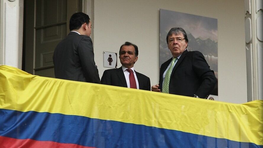 En la sede del Ministerio del Interior, se reúnen los promotores del no y los negociadores del gobierno. En la foto: Óscar Iván Zuluaga (izq),y Carlos Holmes Trujillo (der).. Foto: Colprensa