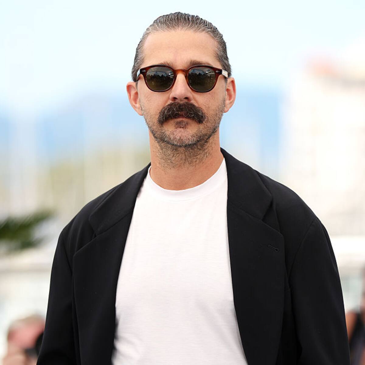 El actor Shia LaBeouf sale de la cárcel tras ser arrestado por pelear en un bar en Nueva Orleans
